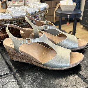 Stylish Women's Wedge Sandals in Silver Naturalizer